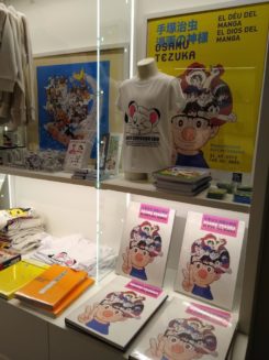 Osamu Tezuka en la tienda del MNAC